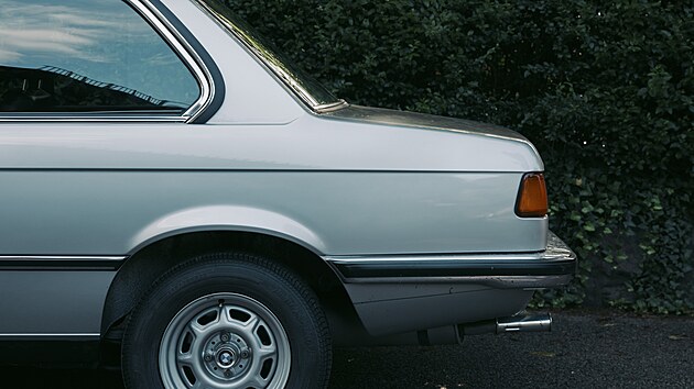 I u prvního trojkového BMW nechybí tzv. Hofmeisterova křivka - spodní okraj zadního sloupku se k pontonu připojuje s protilehlým zakřivením, což bočním partiím karoserie dodává výrazný dynamický akcent.