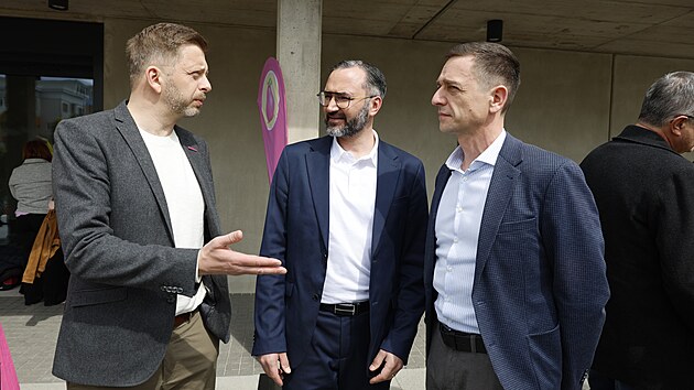 Zah&aacute;jen&iacute; kampaně Lidovců a Starostů v Brně. Na sn&iacute;mku zleva předseda STAN V&iacute;t Raku&scaron;an, l&iacute;dr společn&eacute; kandid&aacute;tky Jakub Hru&scaron;ka a kandid&aacute;t na &scaron;&eacute;fa KDU-ČSL Jan Grolich. (13. dubna 2026)