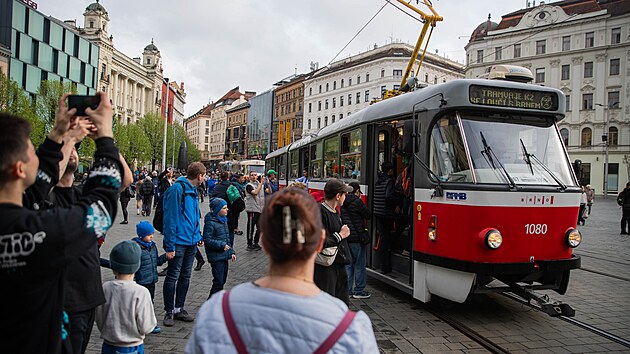 V Brně se stovky lid&iacute; loučily s tramvajemi typu Tatra K2. Na pam&aacute;tku v Brně zůstane jen jedna v retrodesignu a druh&aacute; upraven&aacute; na Party &Scaron;alinu. (19. dubna 2026)