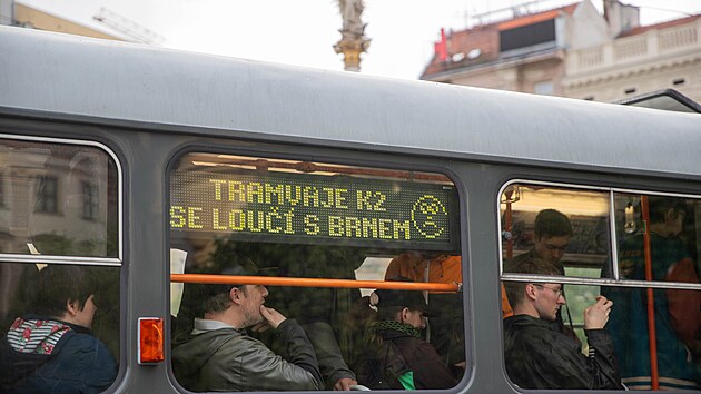 V Brně se stovky lid&iacute; loučily s tramvajemi typu Tatra K2. Na pam&aacute;tku v Brně zůstane jen jedna v retrodesignu a druh&aacute; upraven&aacute; na Party &Scaron;alinu. (19. dubna 2026)