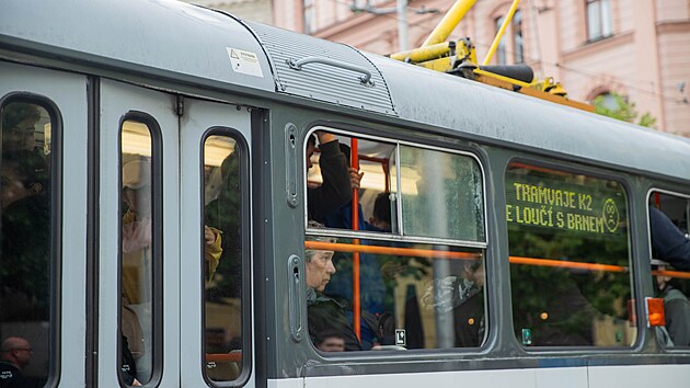 V Brně se stovky lid&iacute; loučily s tramvajemi typu Tatra K2. Na pam&aacute;tku v Brně zůstane jen jedna v retrodesignu a druh&aacute; upraven&aacute; na Party &Scaron;alinu. (19. dubna 2026)
