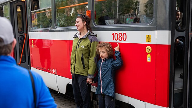 V Brně se stovky lid&iacute; loučily s tramvajemi typu Tatra K2. Na pam&aacute;tku v Brně zůstane jen jedna v retrodesignu a druh&aacute; upraven&aacute; na Party &Scaron;alinu. (19. dubna 2026)