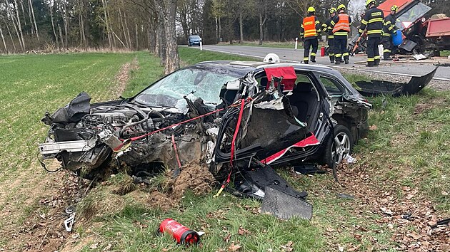 N&aacute;raz byl tak siln&yacute;, že se utrhla kola traktoru i valn&iacute;ku. Po střetu skončilo vozidlo značky Audi mimo komunikaci.