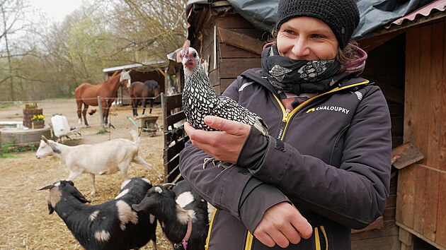 Veronika Hl&aacute;vkov&aacute; vede na farmě kroužky, kde uč&iacute; děti l&aacute;sce ke zv&iacute;řatům a př&iacute;rodě celkově.