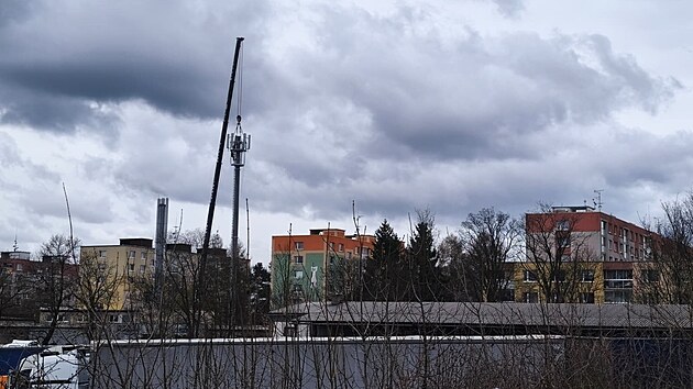 Na s&iacute;dli&scaron;ti u vlakov&eacute;ho n&aacute;draž&iacute; ve Svitav&aacute;ch přibyl čtyřicet metrů vysok&yacute; vys&iacute;lač pro lep&scaron;&iacute; sign&aacute;l. (31. března 2026)