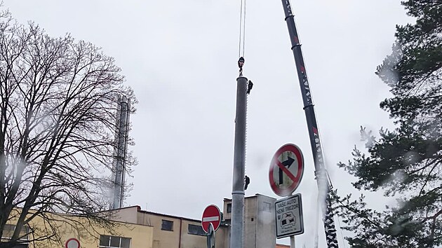 Na s&iacute;dli&scaron;ti u vlakov&eacute;ho n&aacute;draž&iacute; ve Svitav&aacute;ch přibyl čtyřicet metrů vysok&yacute; vys&iacute;lač pro lep&scaron;&iacute; sign&aacute;l. (31. března 2026)