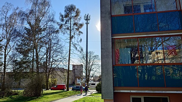 Na s&iacute;dli&scaron;ti u vlakov&eacute;ho n&aacute;draž&iacute; ve Svitav&aacute;ch přibyl čtyřicet metrů vysok&yacute; vys&iacute;lač pro lep&scaron;&iacute; sign&aacute;l. (31. března 2026)