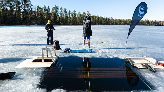 Český freediver David Vencl ve finské Jyväskylä, kde se koncem března neúspěšně pokusil překonat světový rekord v plavání pod ledem ve vzdálenosti 108 metrů.