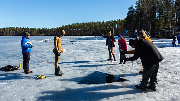 Český freediver David Vencl ve finské Jyväskylä, kde se koncem března neúspěšně pokusil překonat světový rekord v plavání pod ledem ve vzdálenosti 108 metrů. Na snímku už je pod vodou.