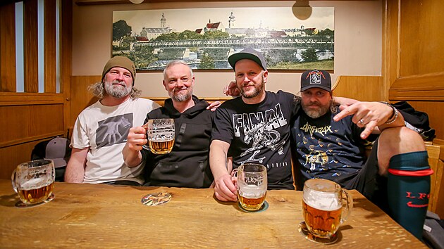 Českobudějovick&aacute; kapela Satisfvcktion. Zleva: kytarista Pavel Tě&scaron;&iacute;nsk&yacute;, zpěv&aacute;k Broňa M&iacute;ka, buben&iacute;k Radim P&iacute;gl a baskytarista Jan Simota. (15. dubna 2026)