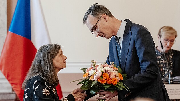 Slavnostn&iacute; před&aacute;v&aacute;n&iacute; oceněn&iacute; &uacute;častn&iacute;kům odboje a&nbsp;odporu proti komunismu Etickou komis&iacute; ČR při &Uacute;řadu vl&aacute;dy. Předseda komise Jan Kudrna před&aacute;v&aacute; kytici Janě Hlavsov&eacute;.