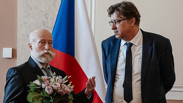 Slavnostn&iacute; před&aacute;v&aacute;n&iacute; oceněn&iacute; &uacute;častn&iacute;kům odboje a&nbsp;odporu proti komunismu Etickou komis&iacute; ČR při &Uacute;řadu vl&aacute;dy. Člen komise historik Petr Blažek a oceněn&yacute; Petr &Scaron;raier (vlevo).