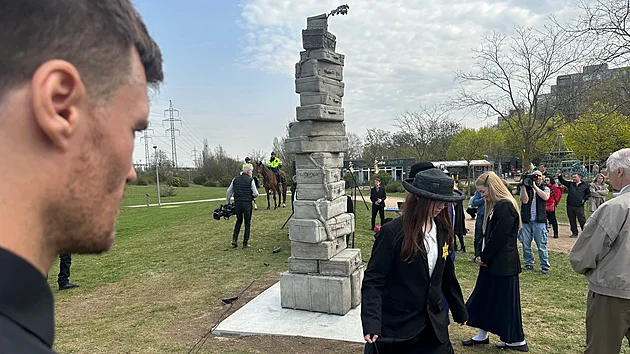 Nový pomník připomínající oběti holokaustu byl odhalen při příležitosti letošního Jom ha-šoa, tedy Dne vzpomínky na oběti nacistické genocidy Židů, který připadá na výroční den povstání ve varšavském ghettu v roce 1943. (14. dubna 2026)