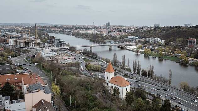 Dvoreck&yacute; most, kter&yacute; bude spojovat břehy Prahy 4 a 5 se ofici&aacute;lně otevře veřejnosti 17. dubna. Den pot&eacute; dojde ke zprovozněn&iacute; tramvajov&eacute; a autobusov&eacute; dopravy přes most (13. dubna 2026)