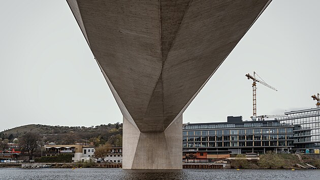 Pohled na Dvoreck&yacute; most z řeky podtrhuje jeho kubistick&eacute; prvky (13. dubna 2026)