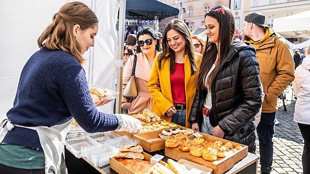 Turistickou sezonu v Olomouci zah&aacute;j&iacute; již dev&aacute;t&yacute; ročn&iacute;k tvarůžkov&eacute;ho festivalu. Zn&aacute;m&yacute; aromatick&yacute; s&yacute;r nab&iacute;dne v mnoha podob&aacute;ch, např&iacute;klad i ve formě moučn&iacute;ků.