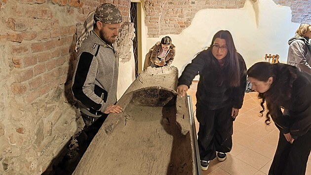 Olomouck&eacute; Vlastivědn&eacute; muzeum přesunulo z depozit&aacute;ře do Lapid&aacute;ria historickou dřevěnou loď ze 16. stolet&iacute;. Vystavena bude vůbec poprv&eacute; od nalezen&iacute; v roce 1962.