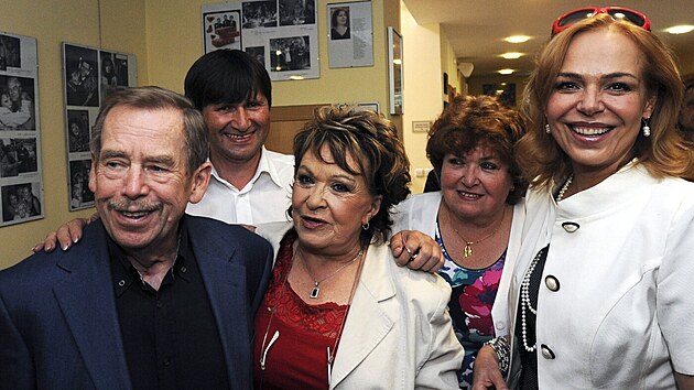 Zleva b&yacute;val&yacute; prezident republiky V&aacute;clav Havel, ředitel Divadla Na Jezerce Jan Hru&scaron;&iacute;nsk&yacute;, herečka Jiřina Bohdalov&aacute;, sestra Bohdalov&eacute; Jaroslava Henzelov&aacute; a manželka V&aacute;clava Havla Dagmar (26. května 2009)