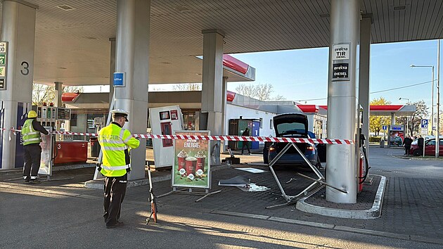 Řidič osobního automobilu naboural v sobotu večer do pilíře střechy čerpací stanice v ulici Argentinská. (11. dubna 2026)