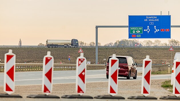 Hradec Kr&aacute;lov&eacute; zvažuje v oblasti Ploti&scaron;ť nad Labem alternativy pro napojen&iacute; severn&iacute;ho obchvatu s D11. (3. dubna 2026)
