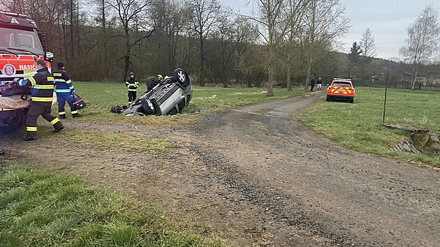 U Křenov na Domažlicku havarovalo osobn&iacute; auto, řidič v něm zemřel. Převr&aacute;cen&eacute; vozidlo na&scaron;el n&aacute;hodn&yacute; kolemjdouc&iacute;. (12. dubna 2026)