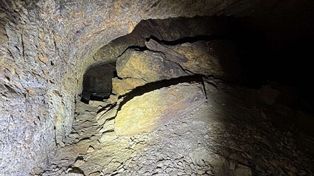 Historick&eacute; pivovarsk&eacute; sklepy v Kyn&scaron;perku nad Ohř&iacute;.  Na sn&iacute;mku je vidět propadl&yacute; strop u severn&iacute;ho vstupu.