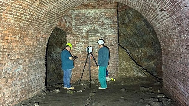 Pivovarsk&eacute; sklepy v Kyn&scaron;perku nad Ohř&iacute; by se mohly st&aacute;t novou turistickou atrakc&iacute;. Pracovn&iacute;ci skenuj&iacute; uzasypan&eacute;ho větrac&iacute;ho otvoru.