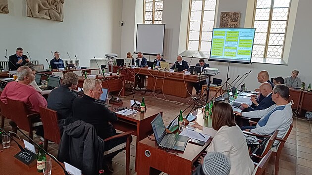 Zastupitel&eacute; města Cheb ve čtvrtek schvalovali př&iacute;chod strategick&eacute;ho partnera Mercedes-Benz Trucks do Strategick&eacute;ho průmyslov&eacute;ho parku Cheb. (16. dubna 2026)