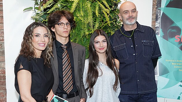 Eva Decastelo a René Decastlo a jejich děti Michael a Zuzana na křtu knihy Sběratel dívek (15. dubna 2026)