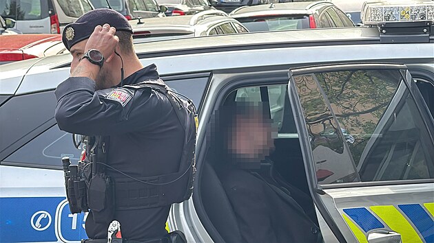 Policie zasahovala u muže v Praze, kter&yacute; dvakr&aacute;t vystřelil z okna domu. (27. dubna 2026)