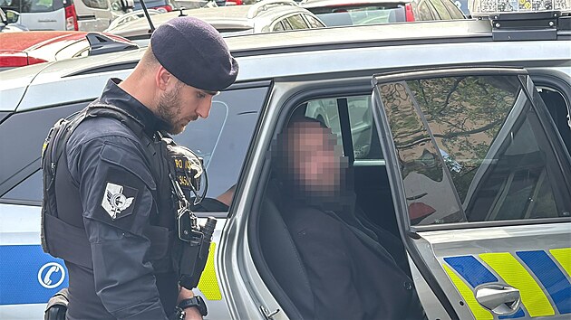 Policie zasahovala u muže v Praze, kter&yacute; dvakr&aacute;t vystřelil z okna domu. (27. dubna 2026)