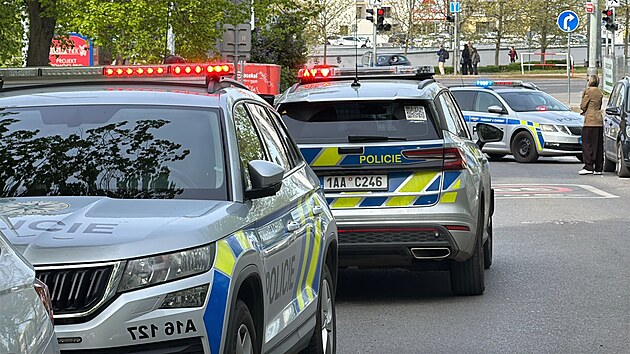 Policie zasahovala u muže v Praze, kter&yacute; dvakr&aacute;t vystřelil z okna domu. (27. dubna 2026)