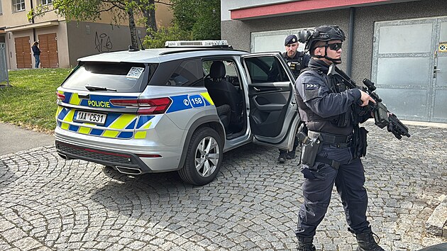 Policie zasahovala u muže v Praze, kter&yacute; dvakr&aacute;t vystřelil z okna domu. (27. dubna 2026)
