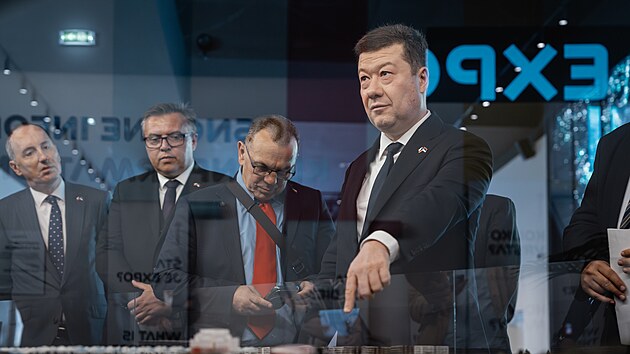 Předseda Poslaneck&eacute; sněmovny Parlamentu Česk&eacute; republiky Tomio Okamura na st&aacute;tn&iacute; n&aacute;v&scaron;těvě Srbska. Na sn&iacute;mku Tomio Okamura  při prohl&iacute;dce v&yacute;stavy Expo 21 Playground. (29. dubna 2026)
