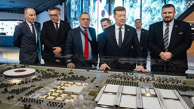 Předseda Poslaneck&eacute; sněmovny Parlamentu Česk&eacute; republiky Tomio Okamura na st&aacute;tn&iacute; n&aacute;v&scaron;těvě Srbska. Na sn&iacute;mku Tomio Okamura a Jaroslav Foldyna při prohl&iacute;dce v&yacute;stavy Expo 21 Playground. (29. dubna 2026)