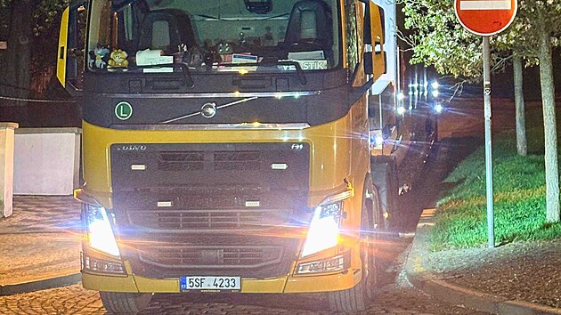 Transport prvn&iacute;ho z vozů nov&eacute; petř&iacute;nsk&eacute; lanovky ulicemi Star&eacute;ho Města na m&iacute;sto usazen&iacute; k Neboz&iacute;zku. (22. dubna 2026)