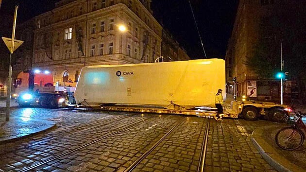 Transport prvn&iacute;ho z vozů nov&eacute; petř&iacute;nsk&eacute; lanovky ulicemi Star&eacute;ho Města na m&iacute;sto usazen&iacute; k Neboz&iacute;zku. (22. dubna 2026)