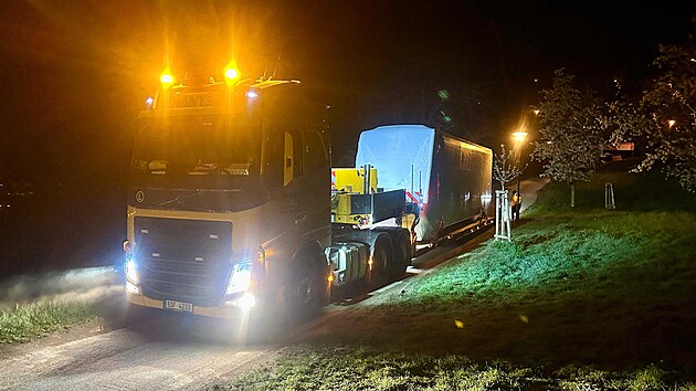 Transport prvn&iacute;ho z vozů nov&eacute; petř&iacute;nsk&eacute; lanovky ulicemi Star&eacute;ho Města na m&iacute;sto usazen&iacute; k Neboz&iacute;zku. (22. dubna 2026)