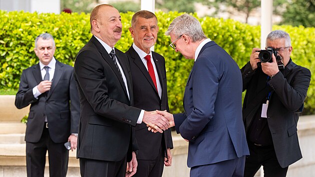 Premi&eacute;ra Andreje Babi&scaron;e a ministra průmyslu a obchodu Karla Havl&iacute;čka v &Aacute;zerb&aacute;jdž&aacute;nu ofici&aacute;lně přiv&iacute;tal prezident Ilham Alijev. (27. dubna 2026)