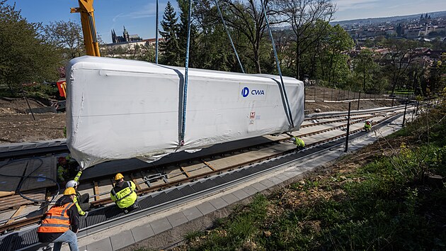Po v&iacute;ce než roce se na trať petř&iacute;nsk&eacute; lanovky vracej&iacute; vozy. Jedn&aacute; se o nov&eacute; modely, kter&eacute; navrhla design&eacute;rka Anna Mare&scaron;ov&aacute; a byly vyrobeny ve &Scaron;v&yacute;carsku. Vozy jsou instalov&aacute;ny pomoc&iacute; jeř&aacute;bů a zat&iacute;m zůst&aacute;vaj&iacute; zabalen&eacute; v ochrann&eacute; plachtě. (22. dubna 2026)
