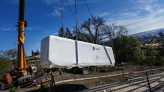 Po v&iacute;ce než roce se na trať petř&iacute;nsk&eacute; lanovky vracej&iacute; vozy. Jedn&aacute; se o nov&eacute; modely, kter&eacute; navrhla design&eacute;rka Anna Mare&scaron;ov&aacute; a byly vyrobeny ve &Scaron;v&yacute;carsku. Vozy jsou instalov&aacute;ny pomoc&iacute; jeř&aacute;bů a zat&iacute;m zůst&aacute;vaj&iacute; zabalen&eacute; v ochrann&eacute; plachtě. (22. dubna 2026)