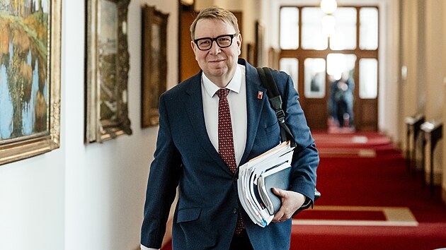 Ministr práce Aleš Juchelka přichází na schůzi vlády, která projedná mimo jiné návrh novely zákona o rozdělování výnosů některých daní mezi územní samosprávné celky a vybrané státní fondy. Na snímku ministr životního prostředí Igor Červený. (20. dubna 2026)