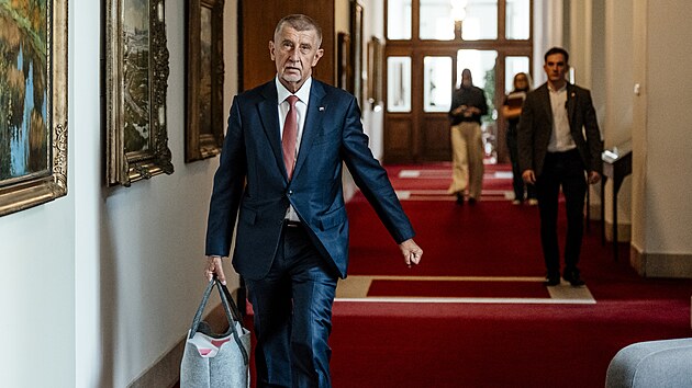 Premi&eacute;r Andrej Babi&scaron; přich&aacute;z&iacute; na schůzi vl&aacute;dy, kter&aacute; projedn&aacute; mimo jin&eacute; n&aacute;vrh novely z&aacute;kona o rozdělov&aacute;n&iacute; v&yacute;nosů někter&yacute;ch dan&iacute; mezi &uacute;zemn&iacute; samospr&aacute;vn&eacute; celky a vybran&eacute; st&aacute;tn&iacute; fondy. Na sn&iacute;mku ministr životn&iacute;ho prostřed&iacute; Igor Červen&yacute;. (20. dubna 2026)
