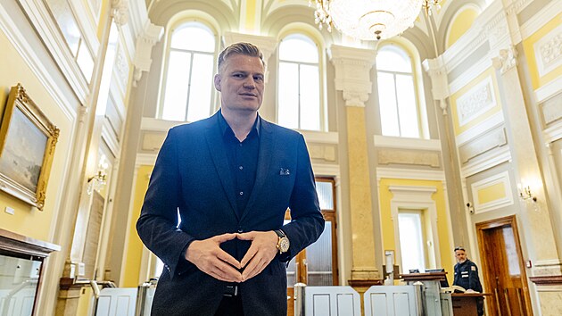 Filip Turek (Motorist&eacute;) přich&aacute;z&iacute; na schůzi vl&aacute;dy, kter&aacute; projedn&aacute; mimo jin&eacute; n&aacute;vrh novely z&aacute;kona o rozdělov&aacute;n&iacute; v&yacute;nosů někter&yacute;ch dan&iacute; mezi &uacute;zemn&iacute; samospr&aacute;vn&eacute; celky a vybran&eacute; st&aacute;tn&iacute; fondy. Na sn&iacute;mku ministr životn&iacute;ho prostřed&iacute; Igor Červen&yacute;. (20. dubna 2026)