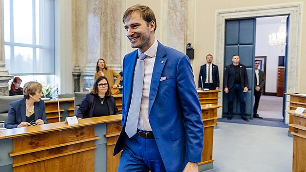 Ministr zdravotnictv&iacute; Adam Vojtěch přich&aacute;z&iacute; na schůzi vl&aacute;dy, kter&aacute; projedn&aacute; mimo jin&eacute; n&aacute;vrh novely z&aacute;kona o rozdělov&aacute;n&iacute; v&yacute;nosů někter&yacute;ch dan&iacute; mezi &uacute;zemn&iacute; samospr&aacute;vn&eacute; celky a vybran&eacute; st&aacute;tn&iacute; fondy. Na sn&iacute;mku ministr životn&iacute;ho prostřed&iacute; Igor Červen&yacute;. (20. dubna 2026)