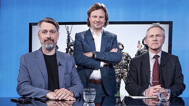 Hosty diskusn&iacute;ho pořadu Rozstřel na t&eacute;ma &bdquo;V&aacute;lka&ldquo; jsou b&yacute;val&yacute; velvyslanec ČR při NATO Jakub Landovsk&yacute;, odborn&iacute;k na bezpečnost a mezin&aacute;rodn&iacute; vztahy z Univerzity Karlovy Vlastislav Bř&iacute;za a arm&aacute;dn&iacute; gener&aacute;l v z&aacute;loze Jiř&iacute; &Scaron;ediv&yacute;.
