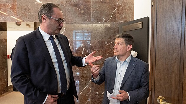 Boris Šťastný a Patrik Nacher před jednáním svolaným hnutím STAN, na které byly pozvány všechny sněmovní strany spolu s řediteli České televize a Českého rozhlasu. Hlavním tématem bude plánovaná reforma veřejnoprávních médií. (23. dubna 2026)