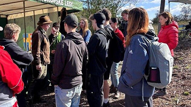 Dobrovoln&iacute;ci a studenti při v&yacute;sadbě mlad&yacute;ch stromků na Velk&eacute;m Javorn&iacute;ku v r&aacute;mci akce Stromy pro Javorn&iacute;k, kter&aacute; se konala v p&aacute;tek 24. a v sobotu 25. dubna 2026. Během dvou dnů se jim podařilo do beskydsk&eacute; půdy zasadit 2 300 sazenic jedl&iacute;, buků a modř&iacute;nů.
