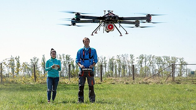 Projekt Mosprema katedry geoinformatiky Univerzity Palack&eacute;ho Olomouc pomoc&iacute; modern&iacute;ch metod a vědeck&yacute;ch poznatků dok&aacute;že minimalizovat každoročn&iacute; kalamitn&iacute; stavy kom&aacute;rů s přihl&eacute;dnut&iacute;m na zachov&aacute;n&iacute; biodiverzity CHKO Litovelsk&eacute; Pomorav&iacute; a jeho okol&iacute;.