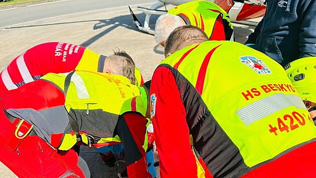 Z&aacute;chran&aacute;ři připravuj&iacute; k transportu dvaačtyřicetilet&eacute;ho muže, kter&eacute;ho v &uacute;ter&yacute; r&aacute;no v Třinci přim&aacute;čkl těžk&yacute; stroj. Kvůli život ohrožuj&iacute;c&iacute;m zraněn&iacute;m byl pacient na m&iacute;stě uveden do uměl&eacute;ho sp&aacute;nku a n&aacute;sledně vrtuln&iacute;kem Leteck&eacute; z&aacute;chrann&eacute; služby Ostrava přepraven do ostravsk&eacute;ho traumatologick&eacute;ho centra. (28. duben 2026)